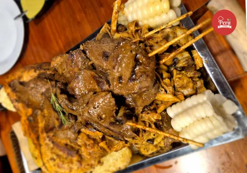 anticuchos con rachi peru comidas