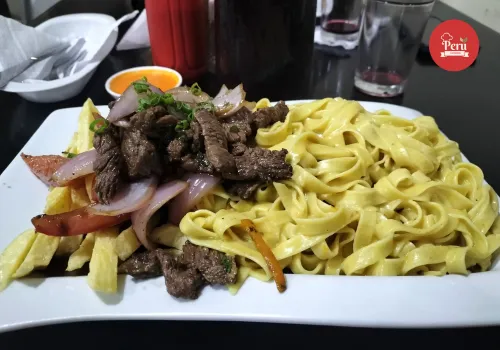 salsa huancaina con lomo saltado